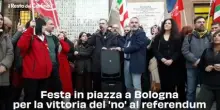 Festa in piazza a Bologna per la vittoria del 'no' al referendum