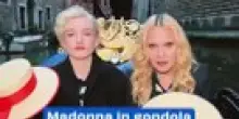 Madonna in gondola a Venezia con Julia Garner