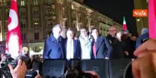 L'abbraccio sul palco tra Schlein, Conte, Fratoianni e Bonelli durante festa vittoria No