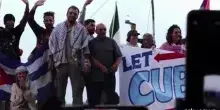 Cubani e attivisti festeggiano l'arrivo della Flotilla a L'Avana