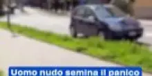 "Uomo Nudo Corre per le Strade di Reggio Emilia: Bloccato dalla Polizia dopo Aver Danneggiato Auto"