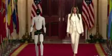 Brigitte Macron accolta alla Casa Bianca da un robot umanoide