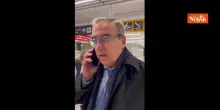 Il video virale di Gasparri in aeroporto prima del referendum: Domenica e luned&igrave; tutti a votare S&igrave;