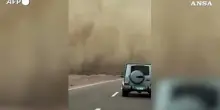 Violenta tempesta di sabbia in Egitto, le immagini dall'auto