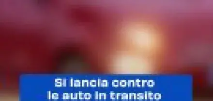 Si lancia contro le auto in transito e semina il panico: il video