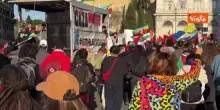 I manifestanti cantano 'Bella ciao' al corteo No Kings a Roma