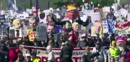 Washington, maxi pupazzo contro Trump al corteo No Kings