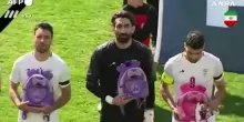 La nazionale di calcio iraniana rende omaggio alle vittime della scuola di Minab