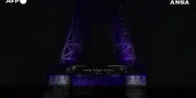 La Torre Eiffel si illumina per il ritorno sul palco di Celine Dion