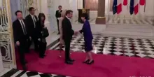 Macron e Brigitte a Tokyo ricevuti dalla premier Sanae Takaichi