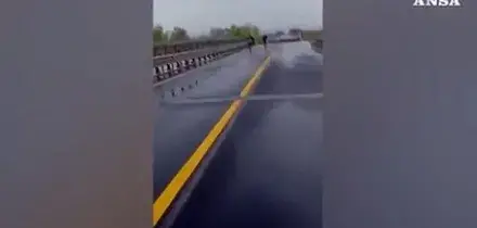 Maltempo, in Molise crolla ponte sul Trigno lungo la statale 16 Adriatica