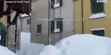 Bufera a Capracotta, il paese si risveglia coperto da due metri di neve