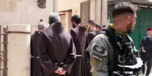 A Gerusalemme pochi frati francescani a processione per Venerd&igrave; Santo