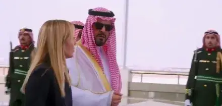 Meloni a sorpresa nel Golfo Persico, prima tappa a Gedda