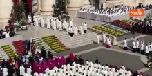 Papa Leone XIV esce sul sagrato di Basilica  S. Pietro per celebrare la sua prima messa di Pasqua