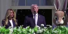 Trump parla di Iran a fianco di un coniglio gigante di Pasqua