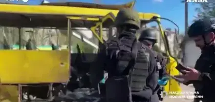 Ucraina, drone russo colpisce un autobus a Nikopol: almeno 4 morti