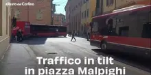 Traffico in tilt in piazza Malpighi