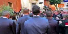 Macron lancia baci alla folla entrando nella sede di Sant'Egidio a Roma