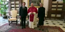 Macron in Vaticano, colloquio e scambio di doni con papa Leone