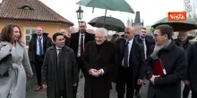Passeggiata sotto la neve per Mattarella sul Ponte Carlo di Praga