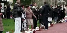 Fedeli in chiesa per la benedizione dei cestini pasquali a Kiev