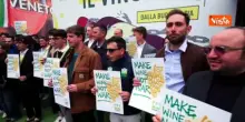 Commissario Ue all'Agricoltura Hansen indossa spilla "Make wine, not war" di Coldiretti al Vinitaly