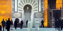 Il Papa scalzo in moschea ad Algeri e in silenzio davanti al "Mihrab"