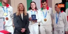 Meloni riceve gli atleti di Milano-Cortina, sorrisi, selfie e l'omaggio del tricolore firmato