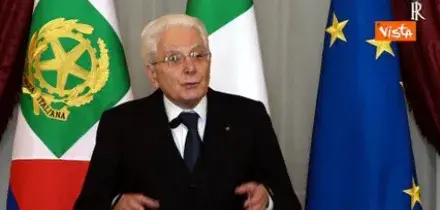 Mattarella: Autoironia per resistere a tentazioni potere. Papa mette in guardia da autoesaltazione