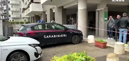 Lancia la moglie dal balcone poi si butta, dramma nel Barese