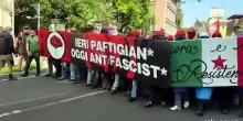 Tensione a Milano fra anti-patrioti e agenti. Idranti e fumogeni