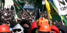 Milano, tensioni al corteo contro il raduno dei Patrioti: idranti e lacrimogeni sui manifestanti
