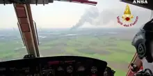 Maxi incendio nel Torinese, le immagini dall'elicottero dei vigili del fuoco