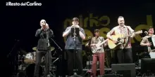 Mirko Casadei e la Popular Folk Orchestra suonano 'Romagna Mia' con l'americano Steve Higbee, all'ocarina