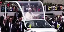 Il Papa in Angola saluta la folla in festa dalla papamobile