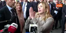 Meloni va via dal punto stampa, poi ci ripensa: Per&ograve; &egrave; l'ultima domanda