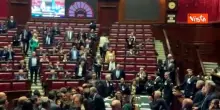 Bagarre alla Camera, opposizione occupa i banchi del Governo, Scotto viene espulso