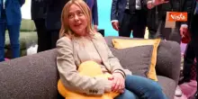 Meloni si siede sul divano al Salone Internazionale del Mobile a Milano