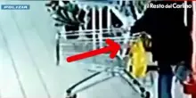 Borseggi nei supermercati: la coppia di ladri seriali in azione