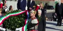 25 aprile, Mattarella all'Altare della Patria rende omaggio ai caduti