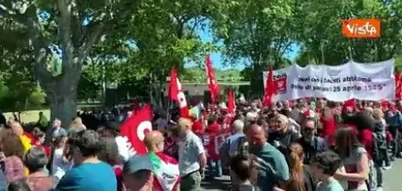 'Noi coi fascisti abbiamo finito di parlare il 25 aprile 1945', striscione Cgil al corteo 25 aprile