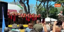 Coro 'Inni e canti di lotta' sul palco della manifestazione del 25 aprile a Parco Schuster a Roma