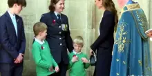 Fuori programma per la principessa Kate: saluta i figli dei militari
