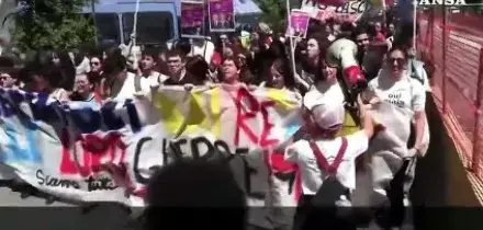 25 aprile, migliaia in piazza a Napoli. Cartonato di Valditara a testa in giu'