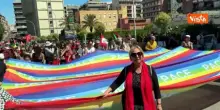 Bandiera della pace gigantesca sventola durante il corteo del 25 aprile a Roma
