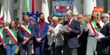 Bucci (Liguria) contestato durante celebrazioni del 25 aprile (da una parte della piazza) a Genova