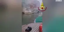 Barca a fuoco in centro a Venezia, ferita una persona