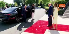 'Braccio di ferro' tra Carlo e Trump durante la stretta di mano all'arrivo dei reali a Casa Bianca