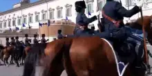 Mattarella ha assistito al cambio della guardia d'onore nella piazza del Quirinale